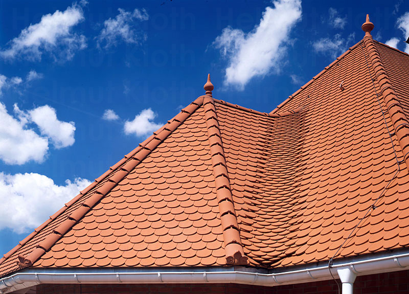 © Helmut Kloth: Referenz Tondachziegel - Kehlenausbildung